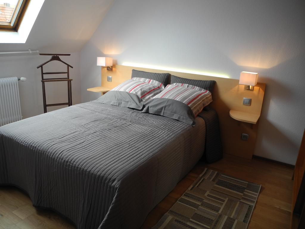 Au Pied Du Chateau Lichtenberg Room photo